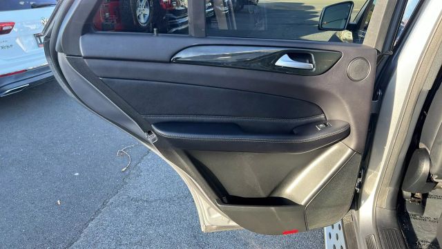 Vehicle image 32 of 46