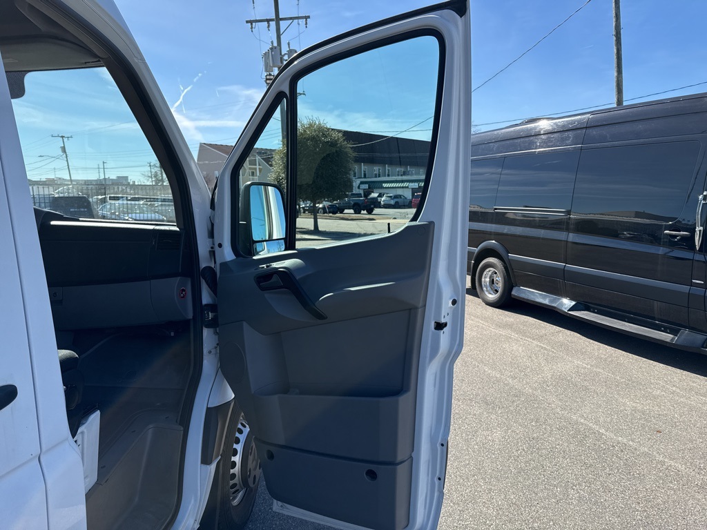 Vehicle image 14 of 16