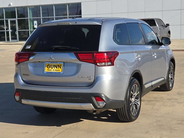 2016 Mitsubishi Outlander SE Image 3 of 27