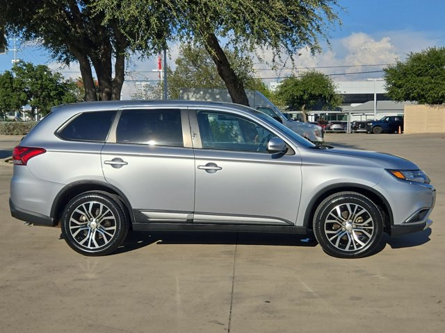2016 Mitsubishi Outlander SE Image 2 of 27