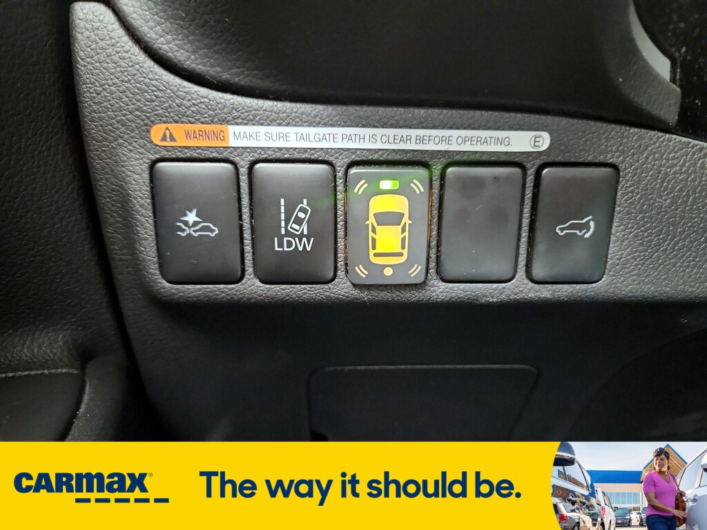 Vehicle image 22 of 28