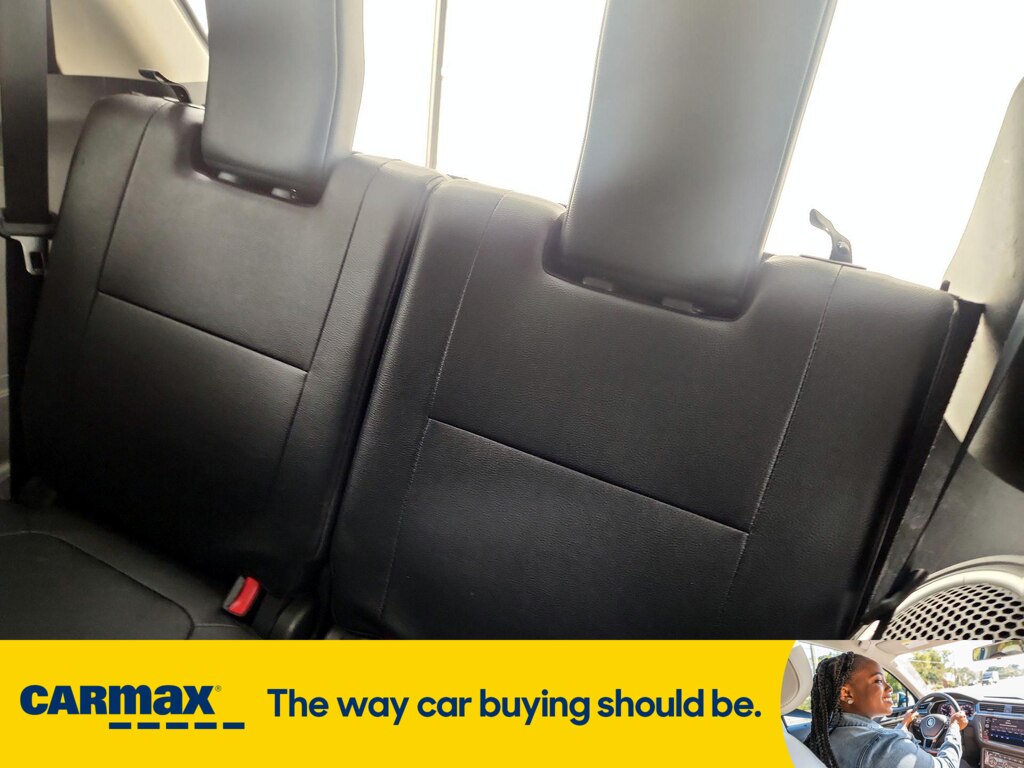 Vehicle image 11 of 28