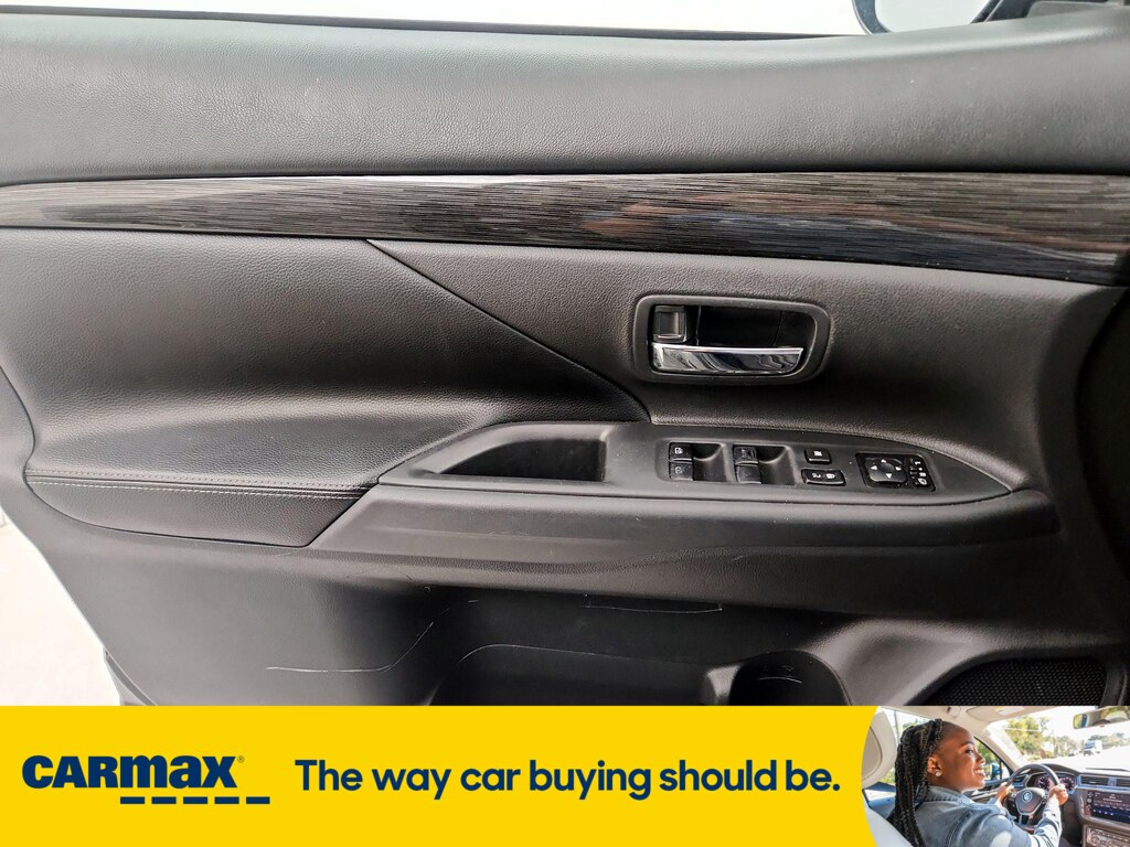 Vehicle image 18 of 28