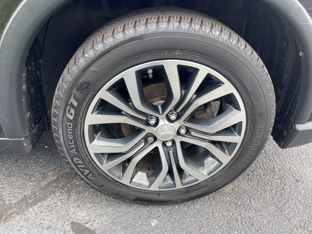 Vehicle image 10 of 32