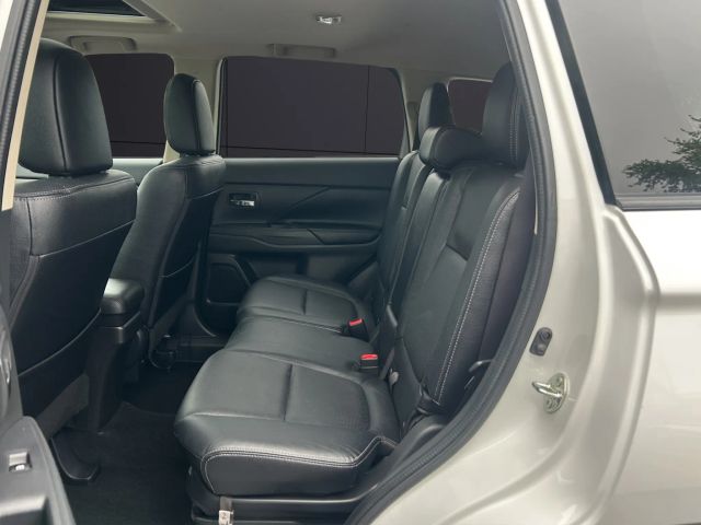 Vehicle image 17 of 29