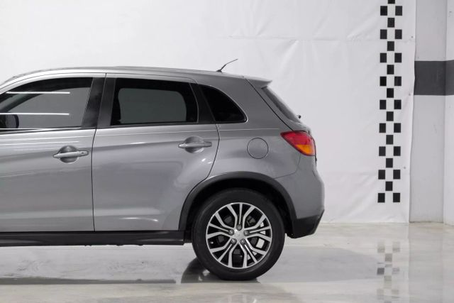 Vehicle image 17 of 60