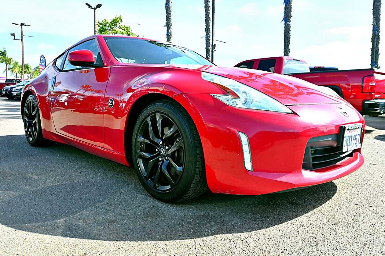 2016 Nissan 370Z Image 2 of 24