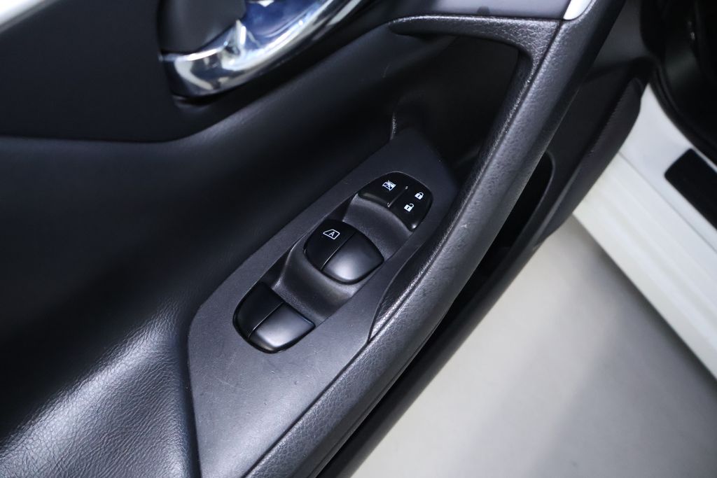 Vehicle image 12 of 30