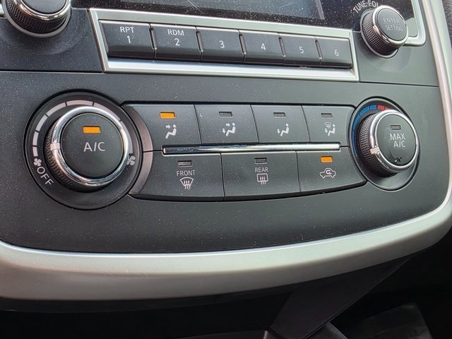 Vehicle image 34 of 40