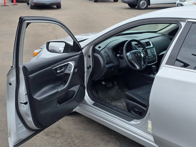 Vehicle image 16 of 40