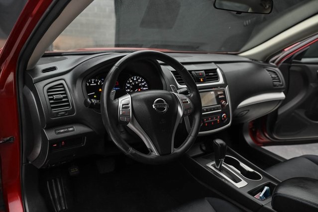 2016 Nissan Altima 2.5 SR Image 18 of 32