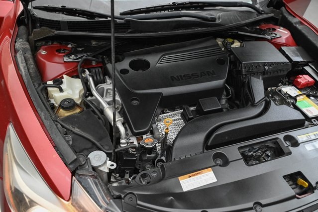 2016 Nissan Altima 2.5 SR Image 8 of 32