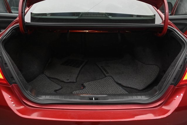 2016 Nissan Altima 2.5 SR Image 12 of 32