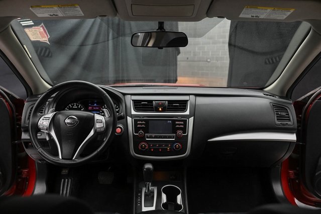 2016 Nissan Altima 2.5 SR Image 17 of 32