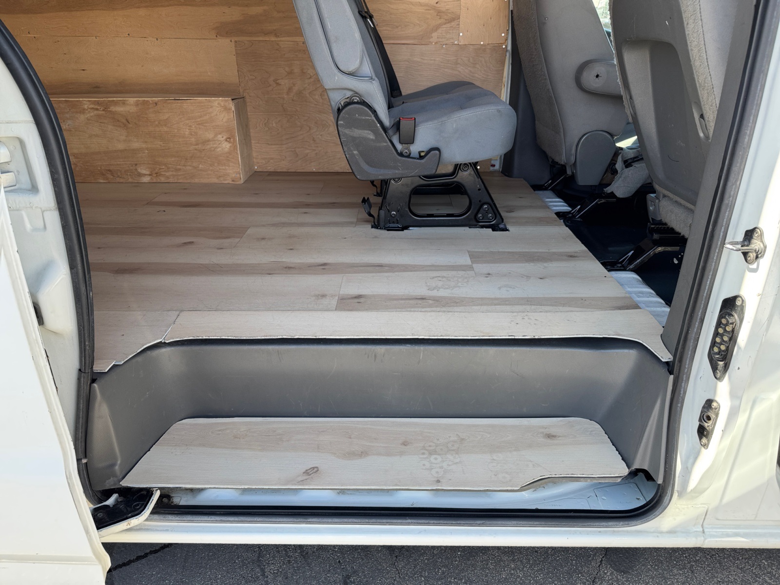 Vehicle image 17 of 35