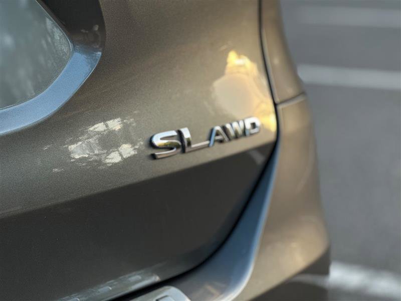 2016 Nissan Rogue SL Image 35 of 41