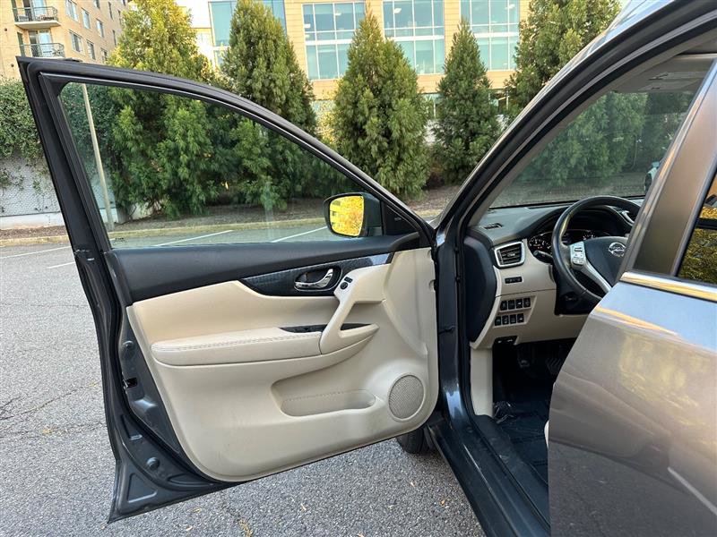 2016 Nissan Rogue SL Image 22 of 41