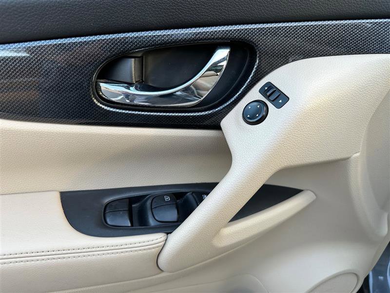 2016 Nissan Rogue SL Image 30 of 41