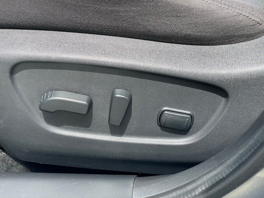 Vehicle image 12 of 31
