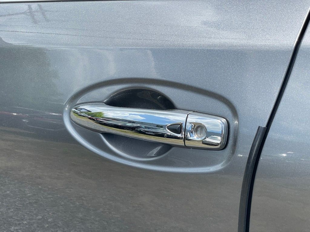 Vehicle image 25 of 31