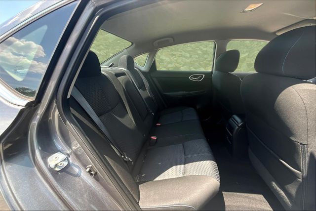 Vehicle image 10 of 32
