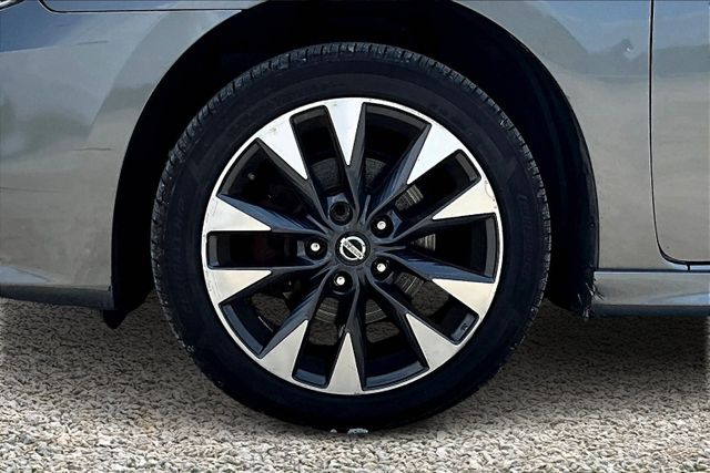 Vehicle image 7 of 32