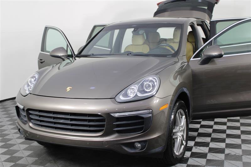 2016 Porsche Cayenne Base Image 2 of 54
