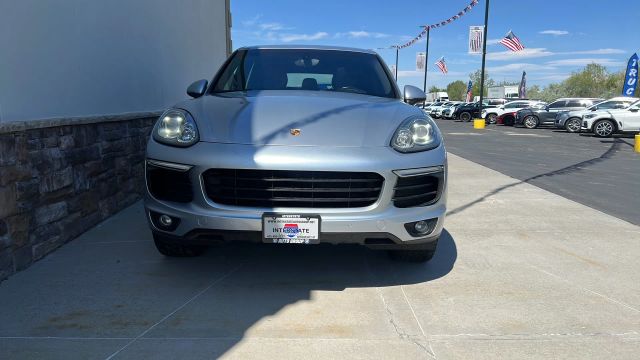 2016 Porsche Cayenne Base Image 2 of 21