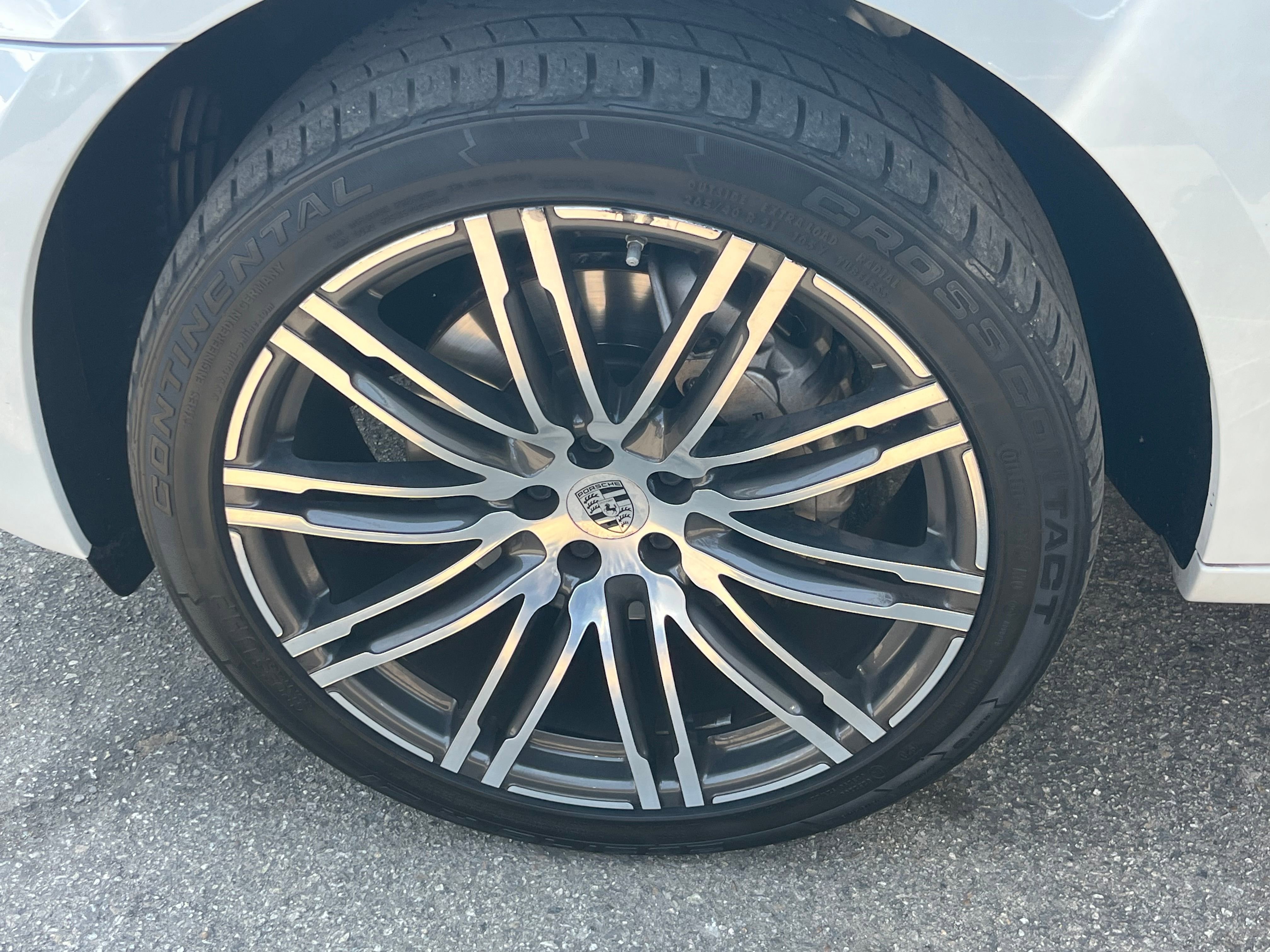 Vehicle image 10 of 82