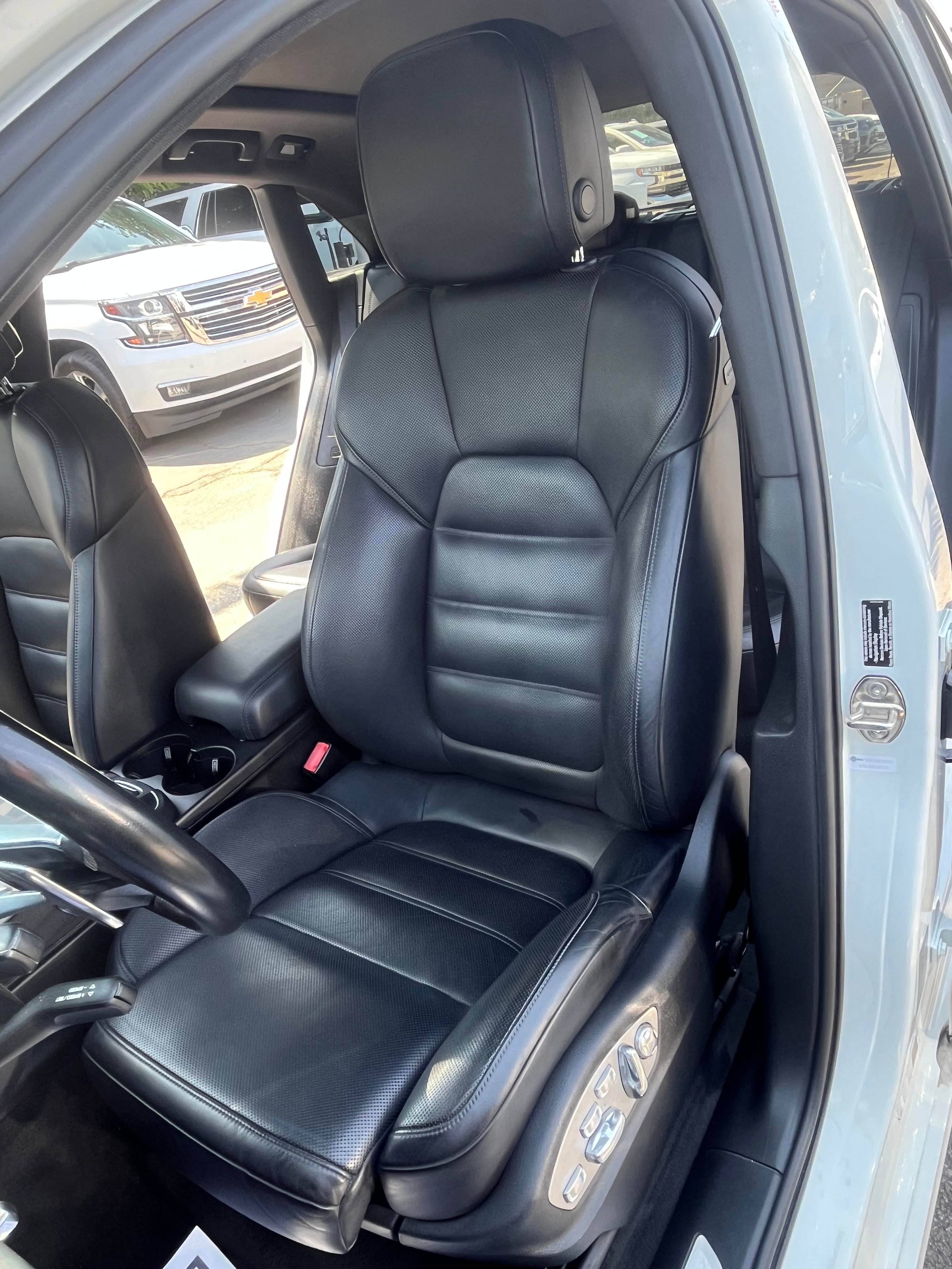 Vehicle image 18 of 82