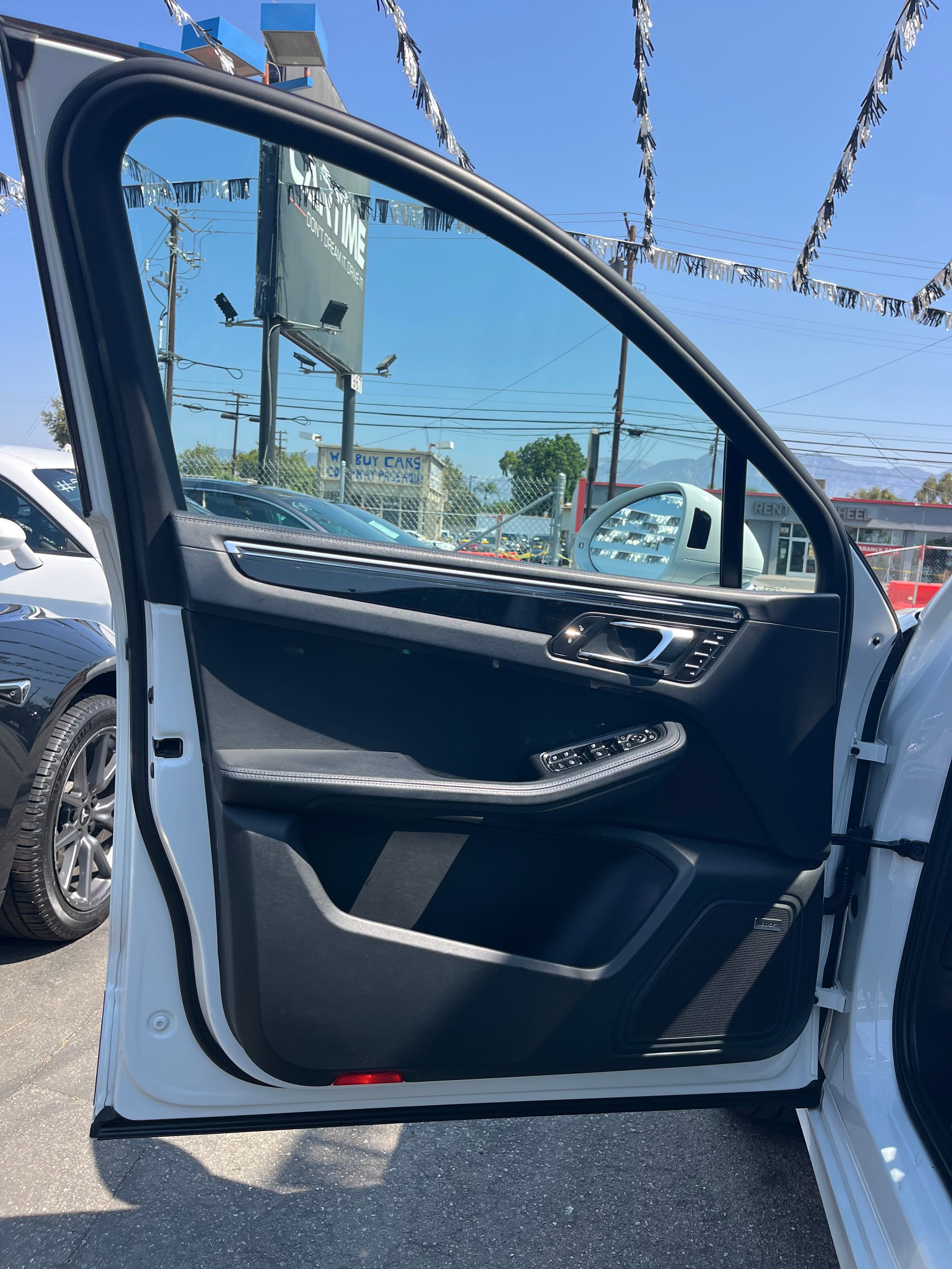 Vehicle image 29 of 82