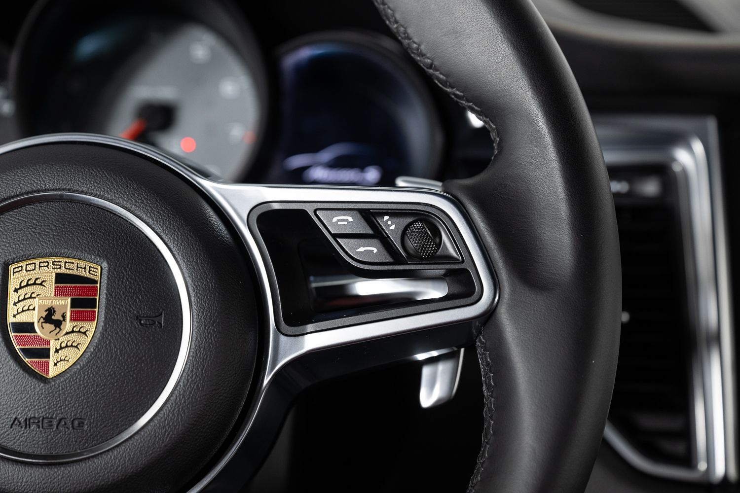 2016 Porsche Macan S Image 39 of 44