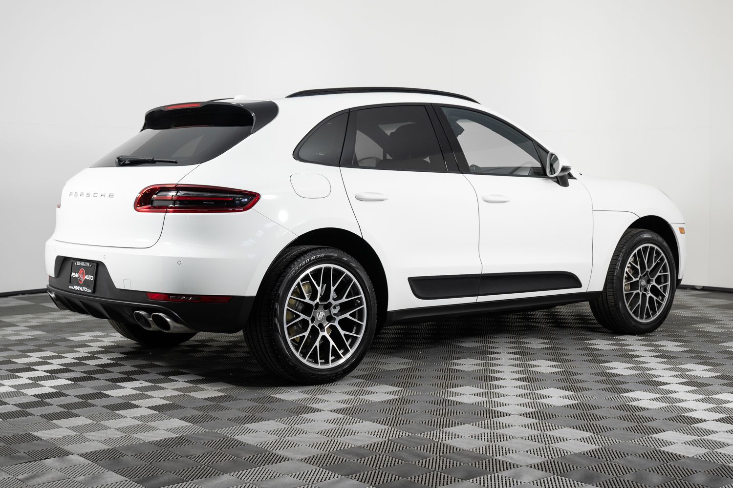 2016 Porsche Macan S Image 7 of 44