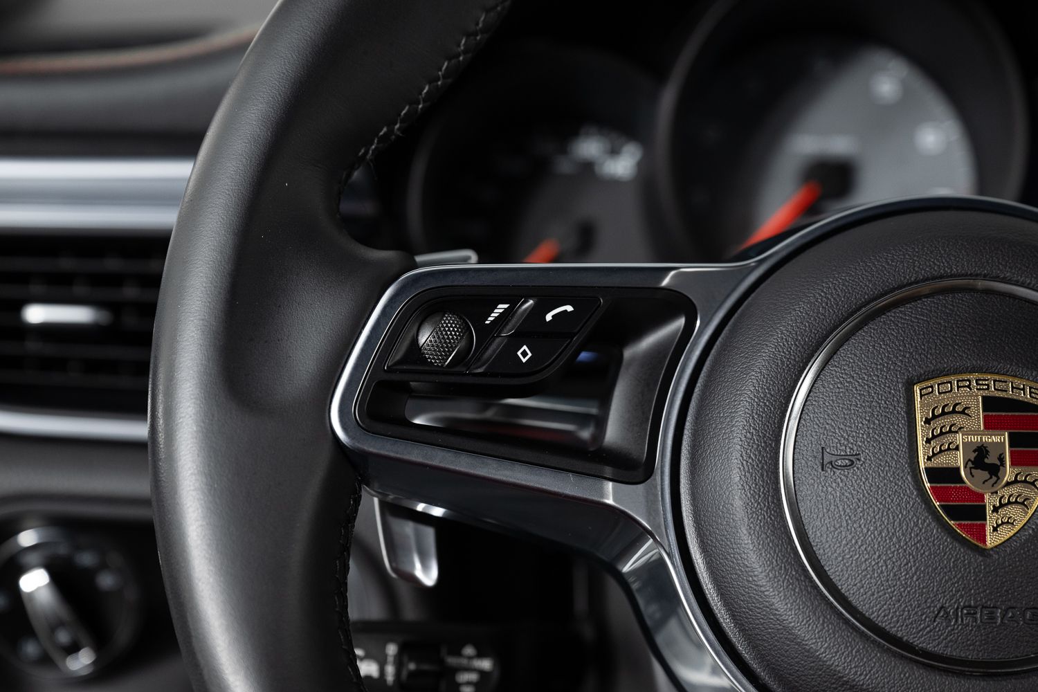 2016 Porsche Macan S Image 32 of 44