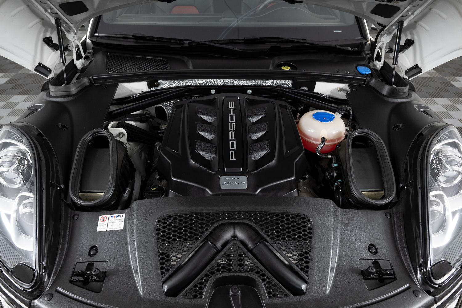 2016 Porsche Macan S Image 13 of 44