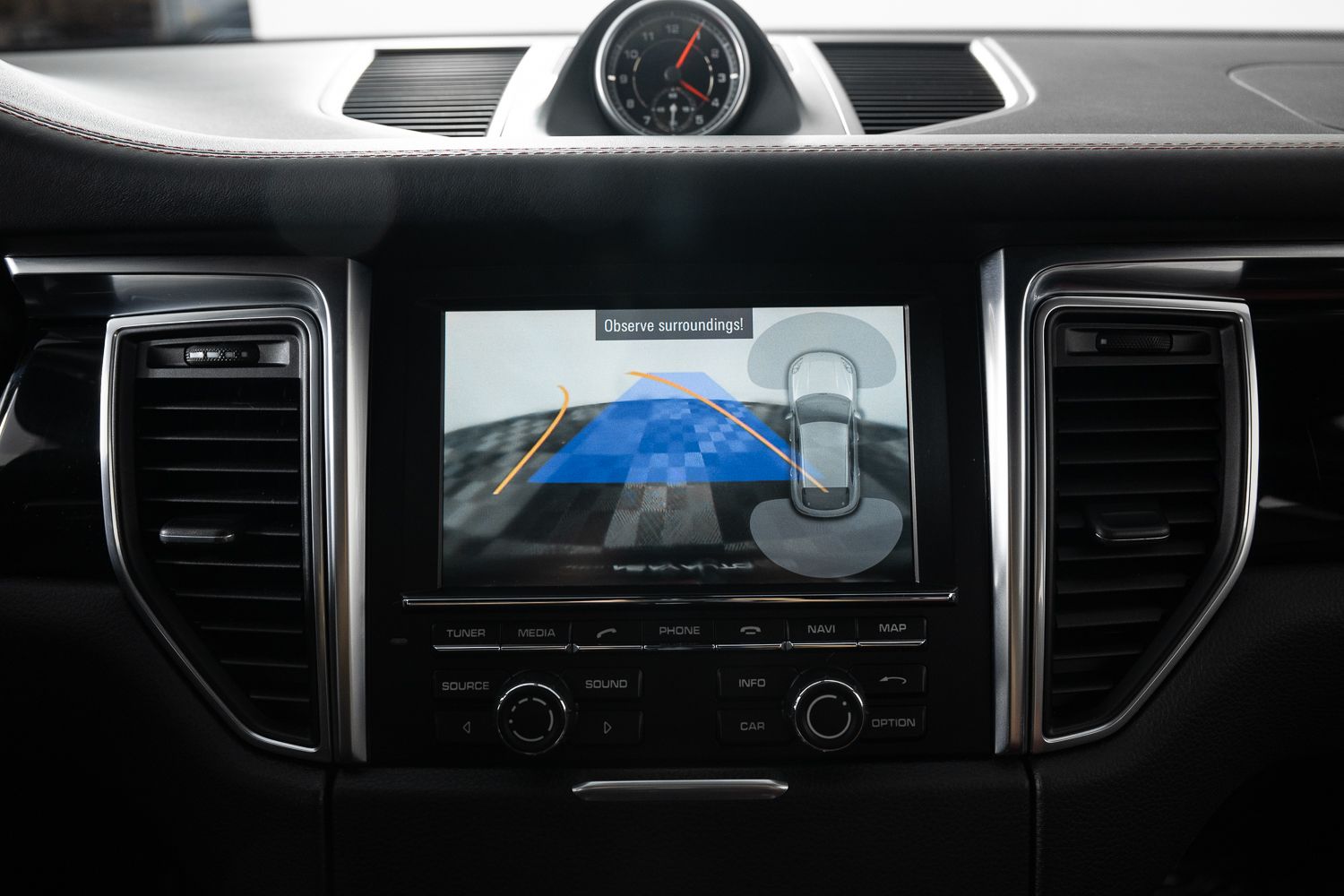 2016 Porsche Macan S Image 33 of 44