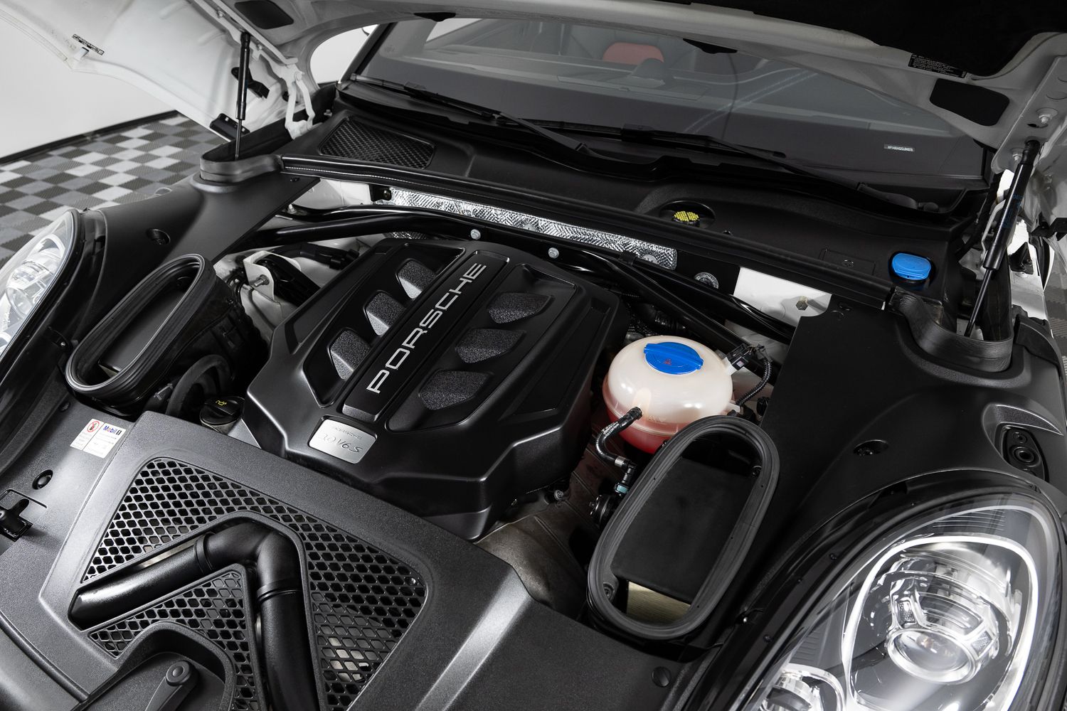 2016 Porsche Macan S Image 14 of 44