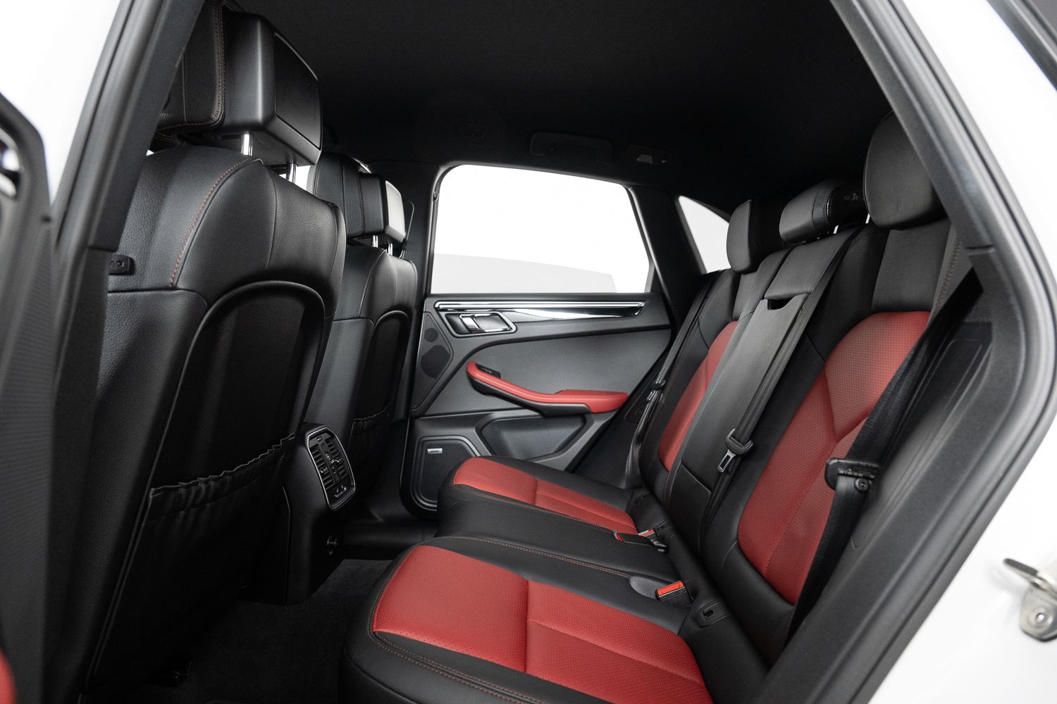 2016 Porsche Macan S Image 22 of 44