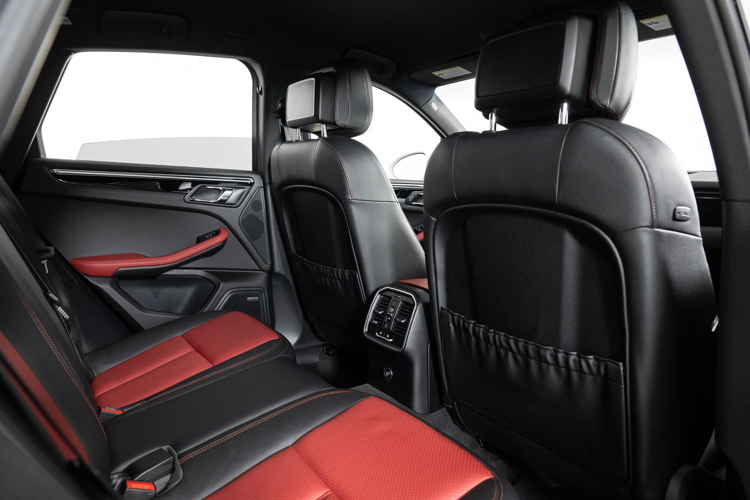 2016 Porsche Macan S Image 18 of 44