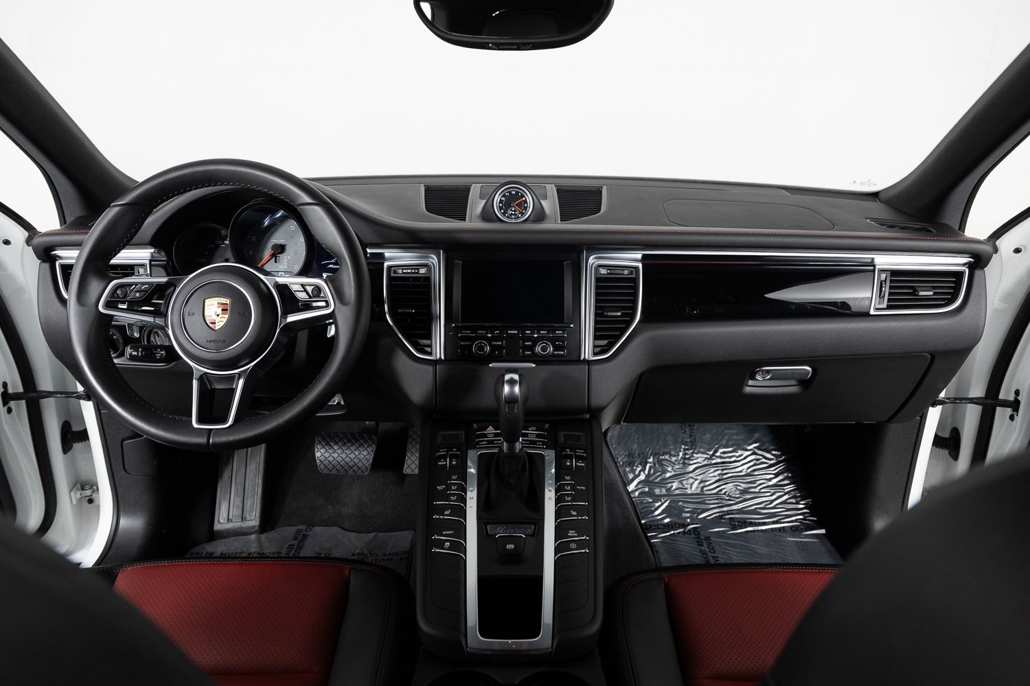 2016 Porsche Macan S Image 27 of 44