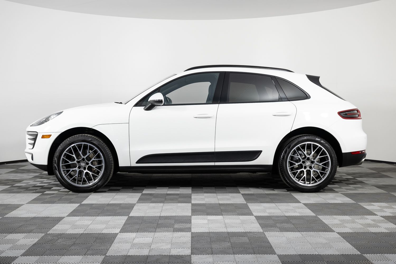 2016 Porsche Macan S Image 11 of 44