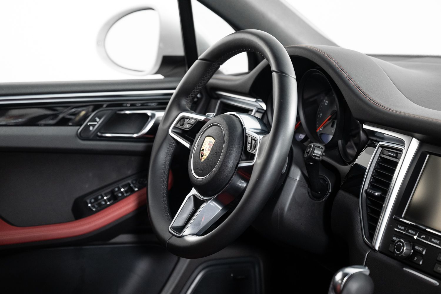 2016 Porsche Macan S Image 29 of 44