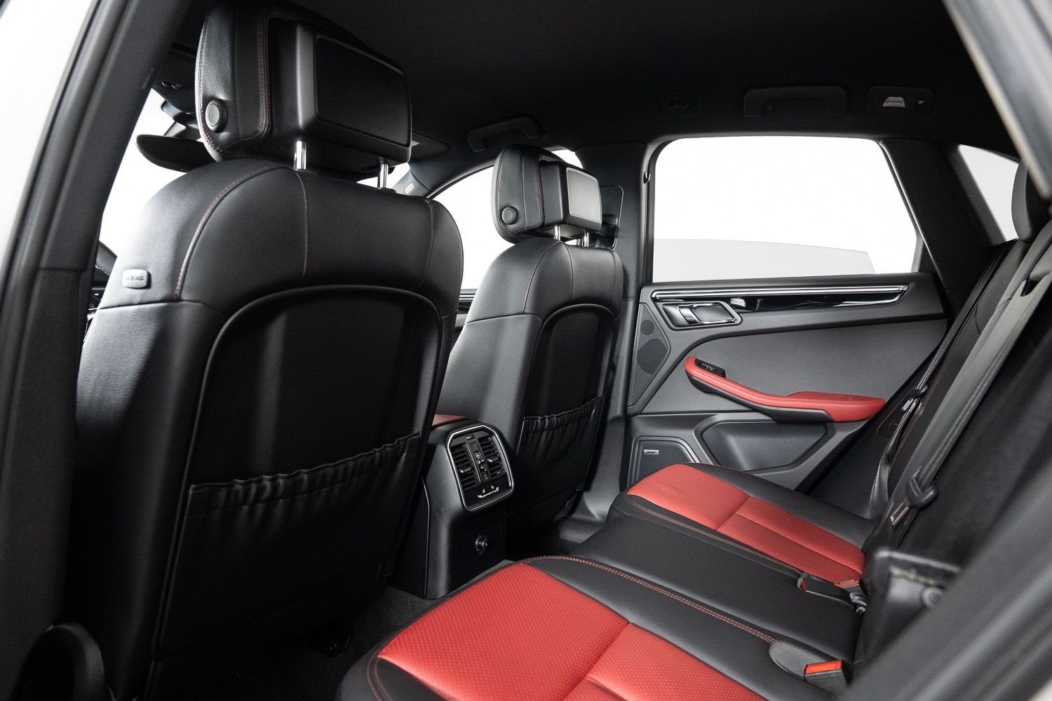 2016 Porsche Macan S Image 24 of 44