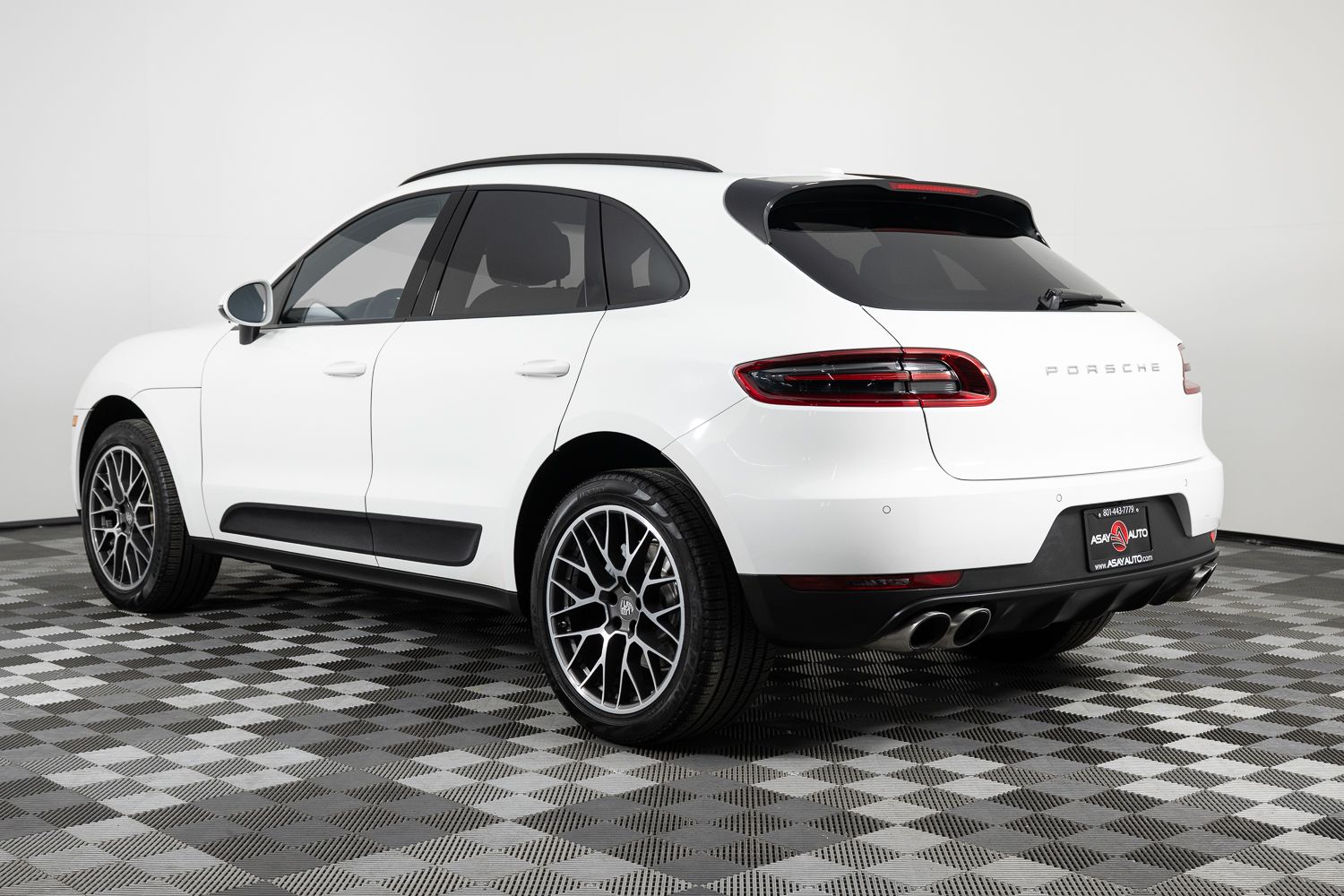 2016 Porsche Macan S Image 9 of 44