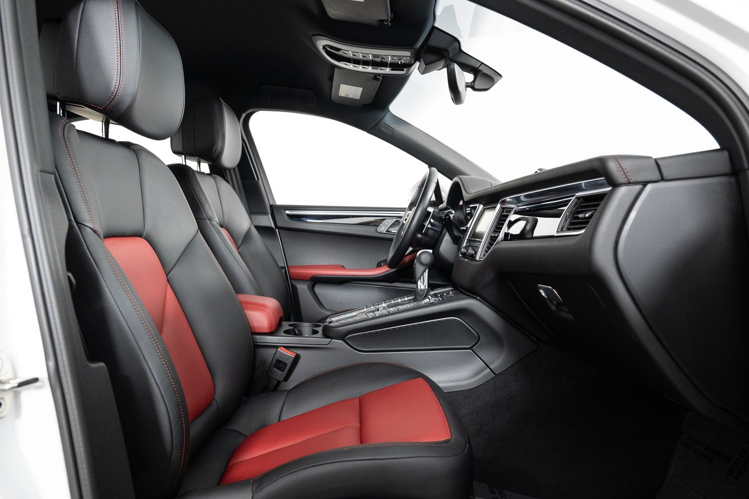 2016 Porsche Macan S Image 26 of 44