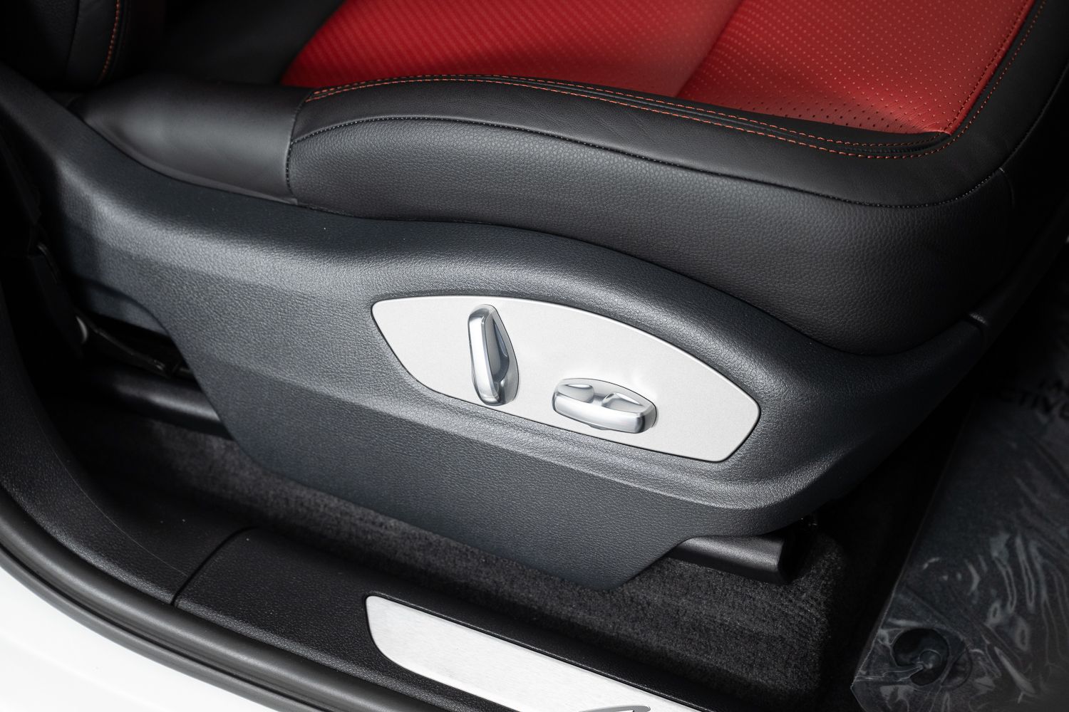 2016 Porsche Macan S Image 38 of 44