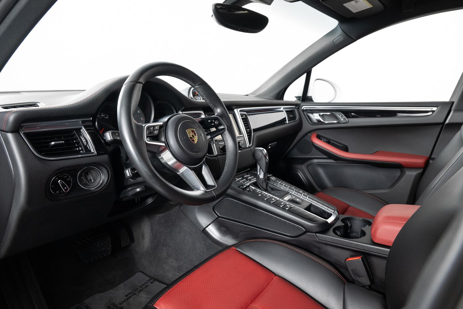 2016 Porsche Macan S Image 31 of 44