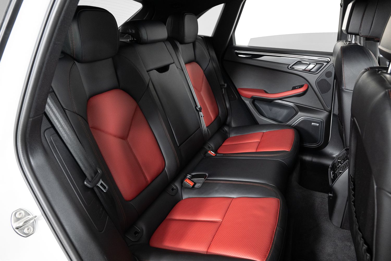 2016 Porsche Macan S Image 17 of 44