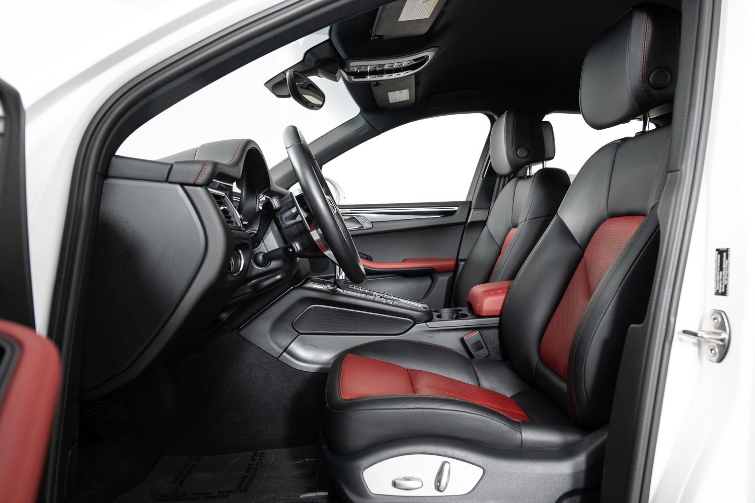 2016 Porsche Macan S Image 25 of 44