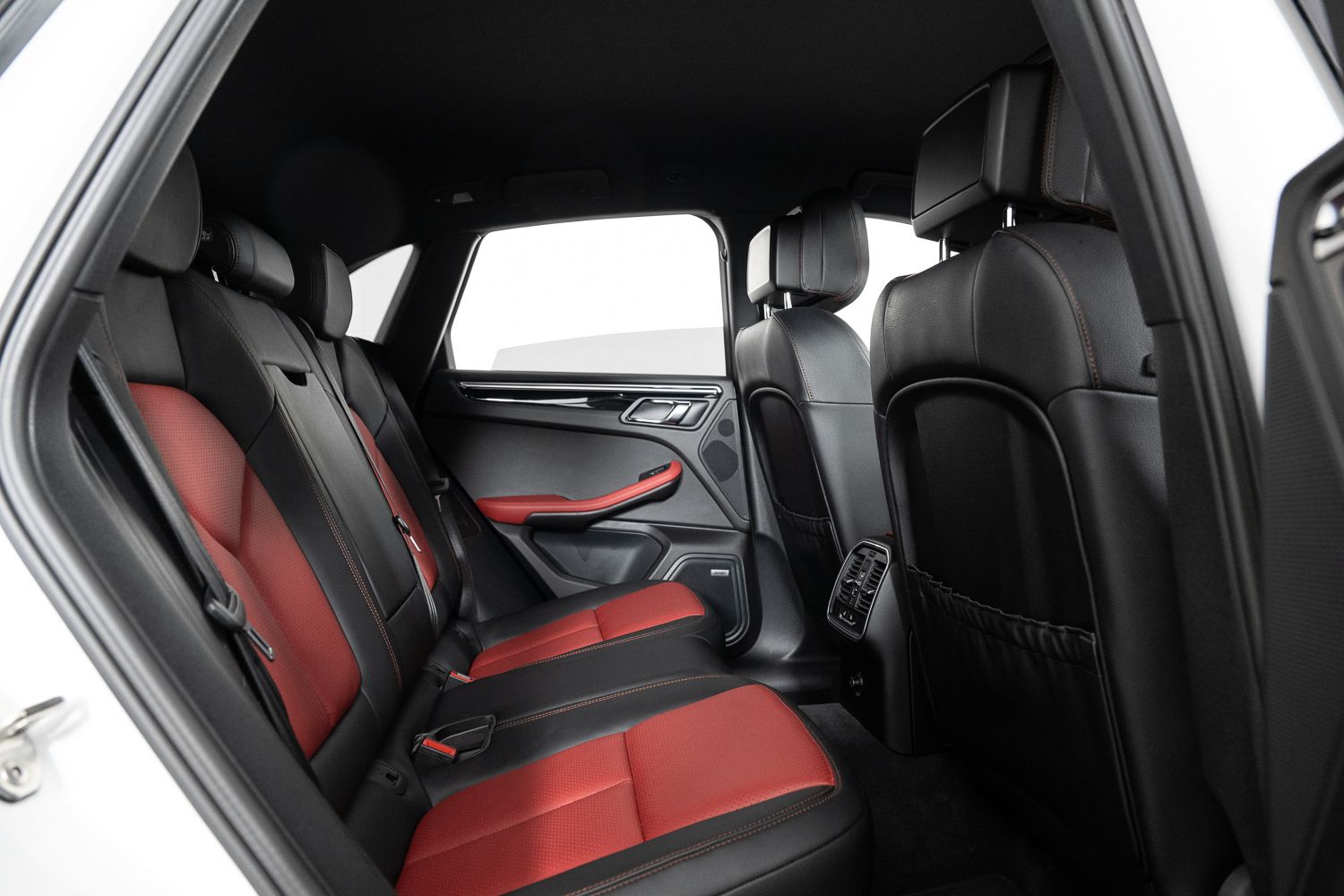 2016 Porsche Macan S Image 20 of 44